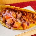 Taco de carne criolla con pico de gallo 