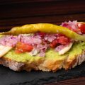 Tosta de boquerones con guacamole y Gilda picantona 