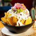 Nachos en salsa de queso, guacamole y pico de gallo 