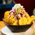 Nachos con carne criolla, salsa mex, virutas de queso azul, guacamole y pico de gallo 