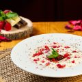 Sopa de chocolate blanco con frutos rojos y polvo de cacao 